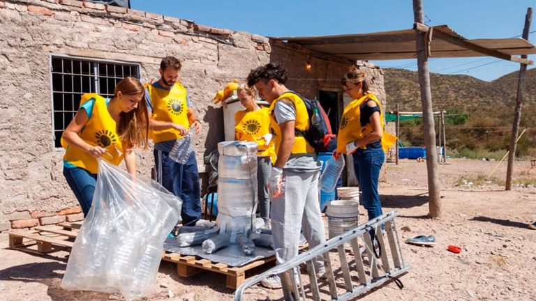 Joven mendocina impulsa calefones solares de materiales reciclados