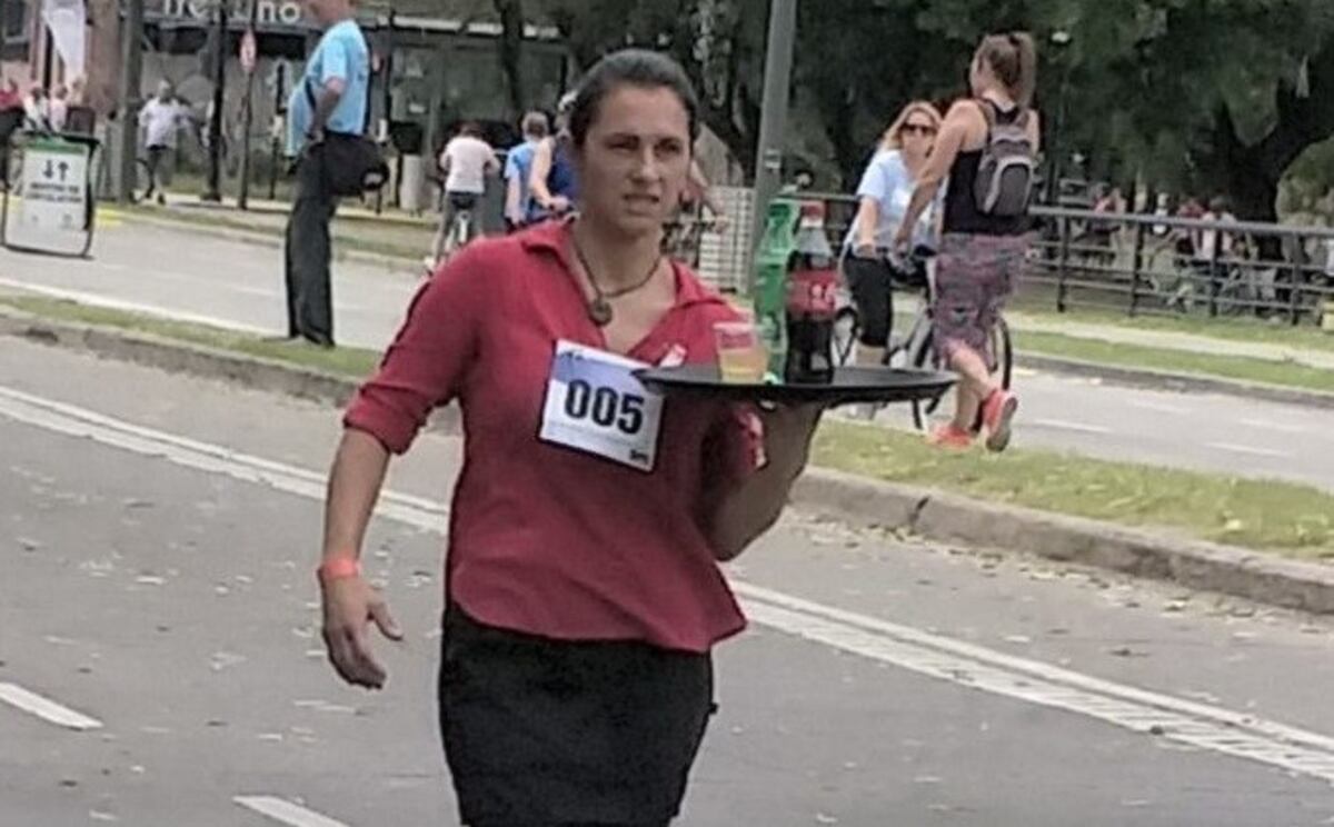 Carrera de mozos y camareras en Rosario\u002E (El Ciudadano)