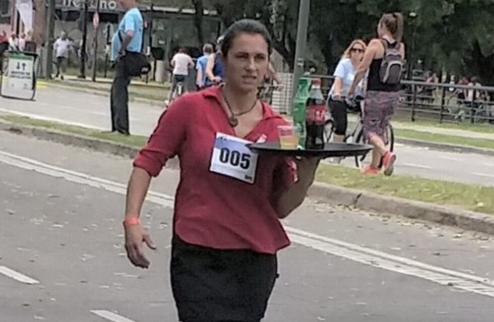 Los mozos y las camareras tuvieron su tradicional carrera en la costa rosarina