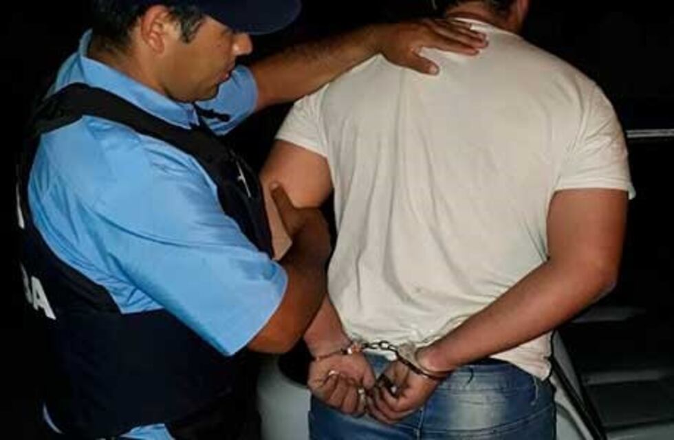 Agredió a su pareja en plena comisaría: quedó "adentro"