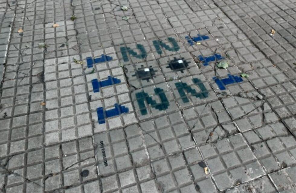 Dibujó un Buscaminas en las baldosas rotas de la Ciudad