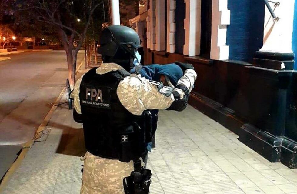 Detuvieron a una pareja con 170 dosis de marihuana en Capilla del Monte