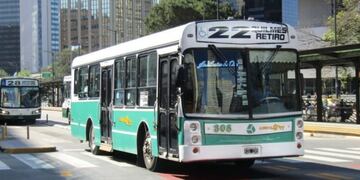 La odisea de un joven para rescatar su celular, que había caído debajo de un asiento del colectivo (Foto: web)