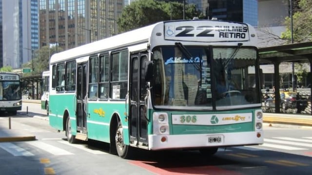 La odisea de un joven para rescatar su celular, que había caído debajo de un asiento del colectivo (Foto: web)