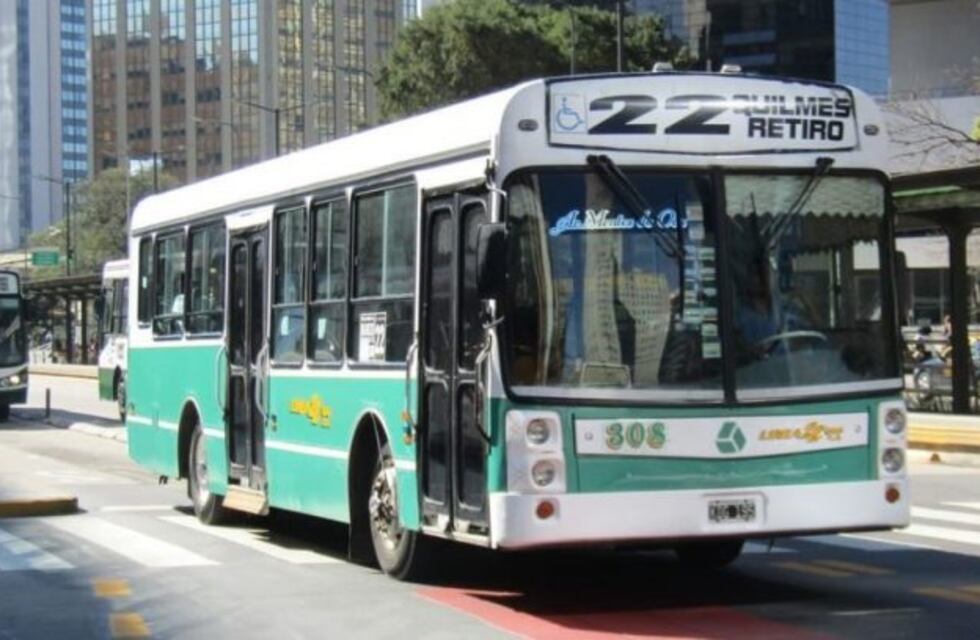 La odisea de un joven para rescatar su celular, que había caído debajo de un asiento del colectivo