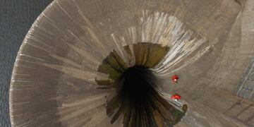 Embudo del dique San Roque con personal del DUAR en plena labor\u002E (Foto: Policía de la Provincia de Córdoba)\u002E