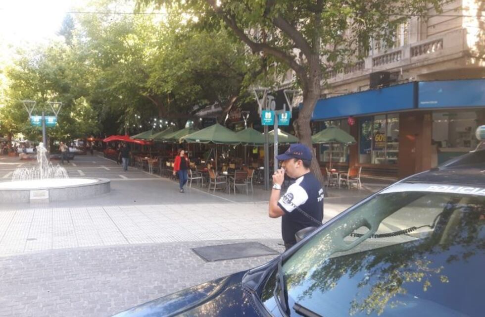 Policías mendocinos salen a las calles con megáfonos y recomiendan aislamiento