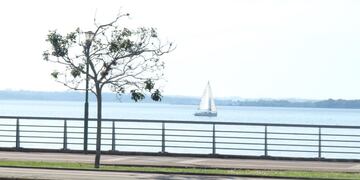 Navegación en el río Paraná frente a la Costanera de Posadas\u002E (Dwns(