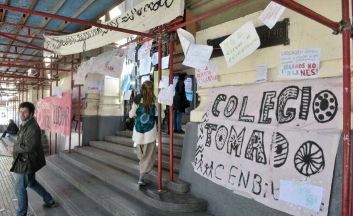 Escuela tomada por estudiantes\u002E