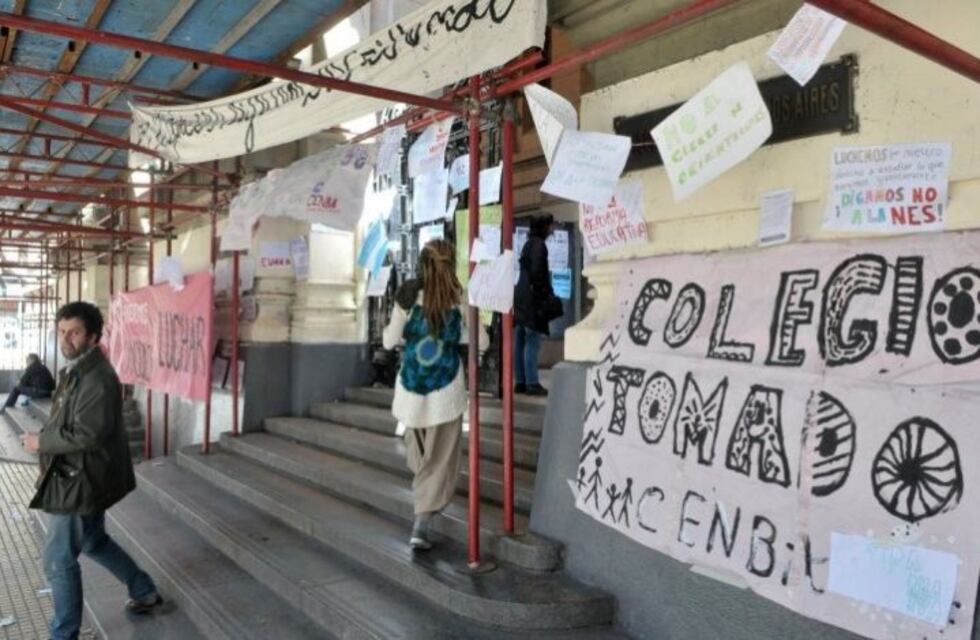 Antes del encuentro con estudiantes, Acuña dijo que mantendrá el proyecto de reforma educativa