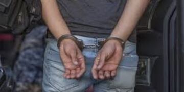 El joven de 27 años fue detenido y se le secuestró un arma de fabricación casera y un cuchillo\u002E