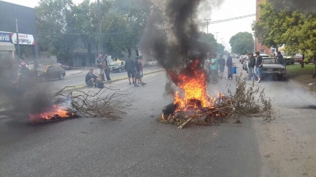Piquete de los trabajadores de Mefro Wheels frente a la fu00e1brica