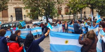 Una mayoría de mujeres se observó entre la concurrencia que dio cita en la plaza Belgrano esta tarde\u002E