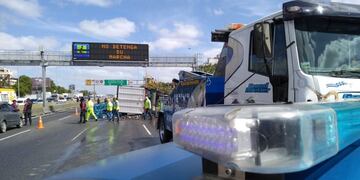 Choque y vuelco en la autopista 25 de Mayo\u002E