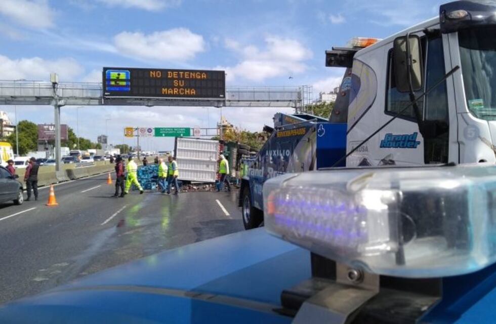 Así fue el tremendo choque entre camiones sobre la Autopista 25 de Mayo