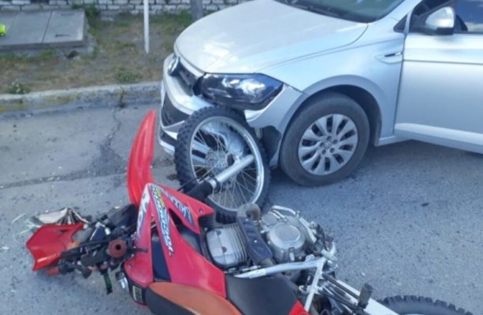 Una joven a bordo de su moto chocó a dos vehículos