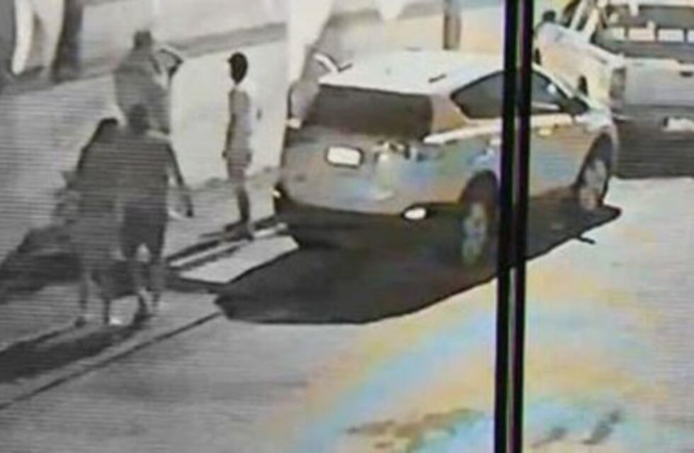 Cinco hombres violaron a una joven y casi la matan