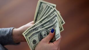 Los negocios cobran a dólar oficial