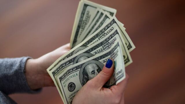 Una mujer cuenta billetes de dólar. (Foto: REUTERS/Marcos Brindicci)