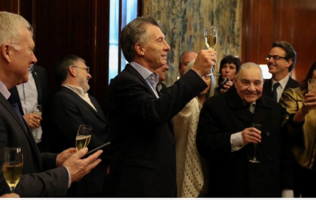 Macri brindó con los periodistas acreditados en Casa Rosada\u002E (Presidencia)