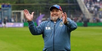 El técnico del Lobo se llevó dos regalos especiales antes del inicio del encuentro\u002E (EFE)