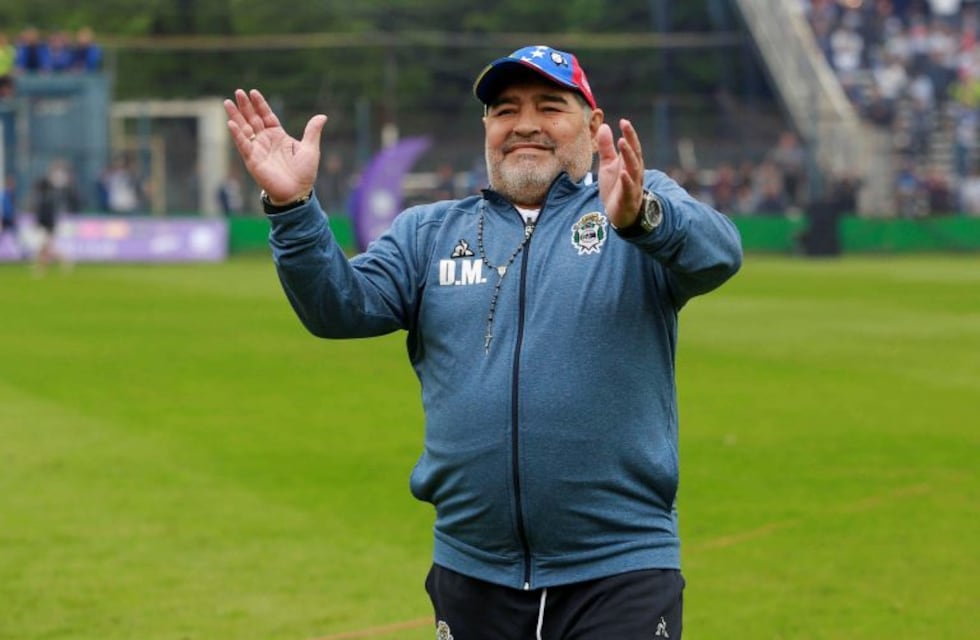 Unión sorprendió a Diego Maradona con regalos en la cancha de Gimnasia