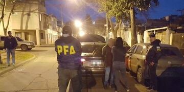 Los ocupantes del auto eran un hombre de 52 años y una joven de 24\u002E (Prensa PFA)