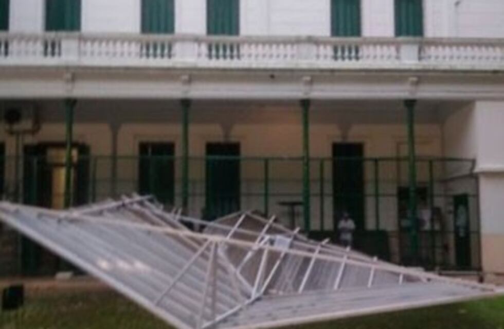 Fuertes ráfagas de viento azotaron a La Plata y volaron el techo de la Facultad de Ingeniería