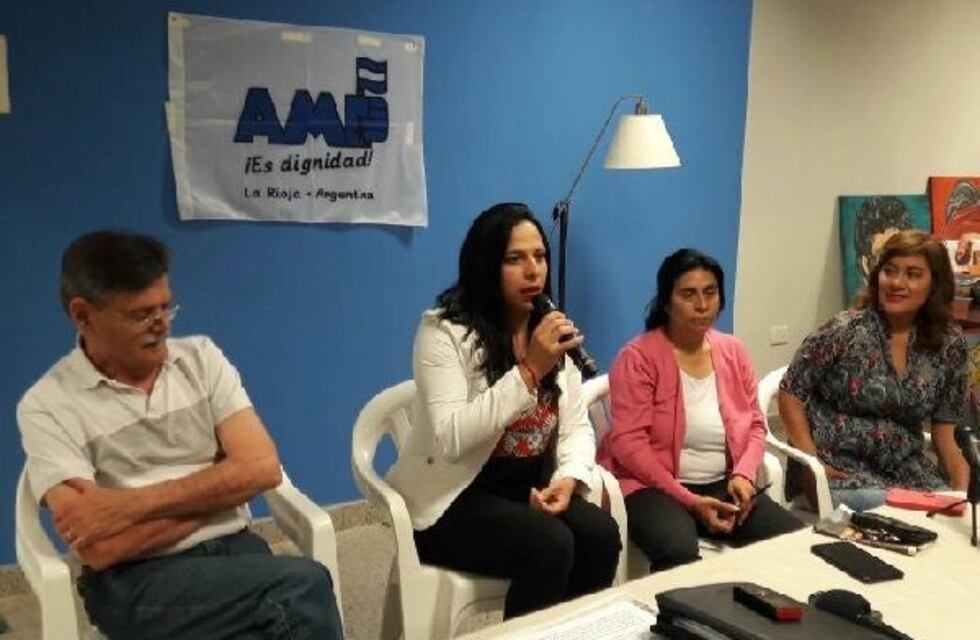 El gremio de docentes de La Rioja presentó a una maestra a la que ayudó a cambiar de género