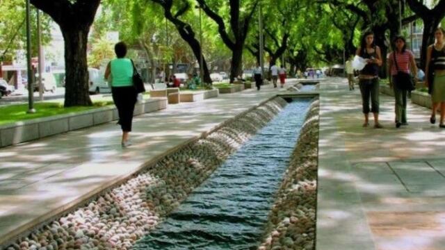 Una de las tantas acequias que en Mendoza no contarán con la circulación de agua\u002E