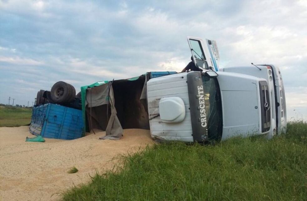 Camión con destino a Rosario volcó en la ruta 34