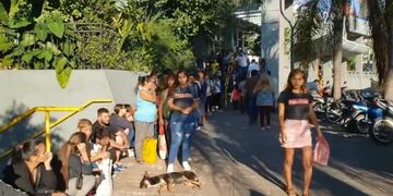 Largas colas para tramitar el Boleto Educativo Gratuito\u002E