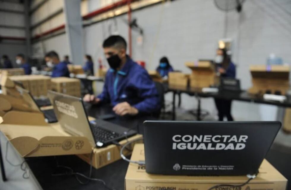 Reacondicionan 147 mil netbooks del Estado que estuvieron guardadas en un depósito durante años