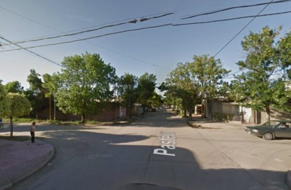 Se produjo un violento choque entre un auto y un camión