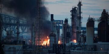 Incendio en Philadelphia Energy Solutions Refining Complex\u002E (Foto: Matt Rourke/AP)