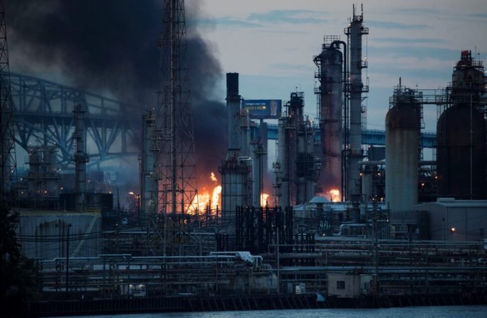 Se incendió una refinería de petróleo en Estados Unidos