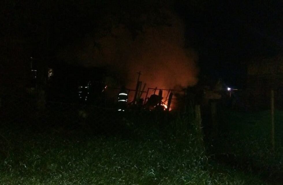 Un incendio destruyó una casa en Puerto Iguazú