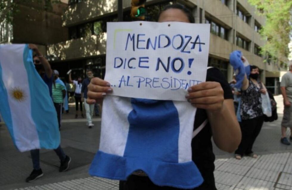 Mendoza salió a la calle y se sumó al banderazo en contra del gobierno de Fernández