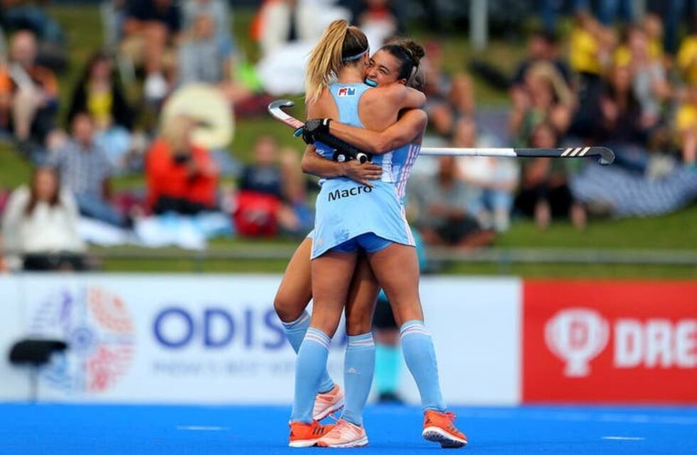 La bahiense Costa Biondi presente en el triunfo de las Leonas