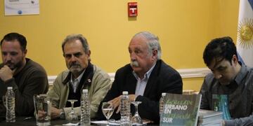Presentaron el libro Arbolado Urbano en Patagonia Sur"