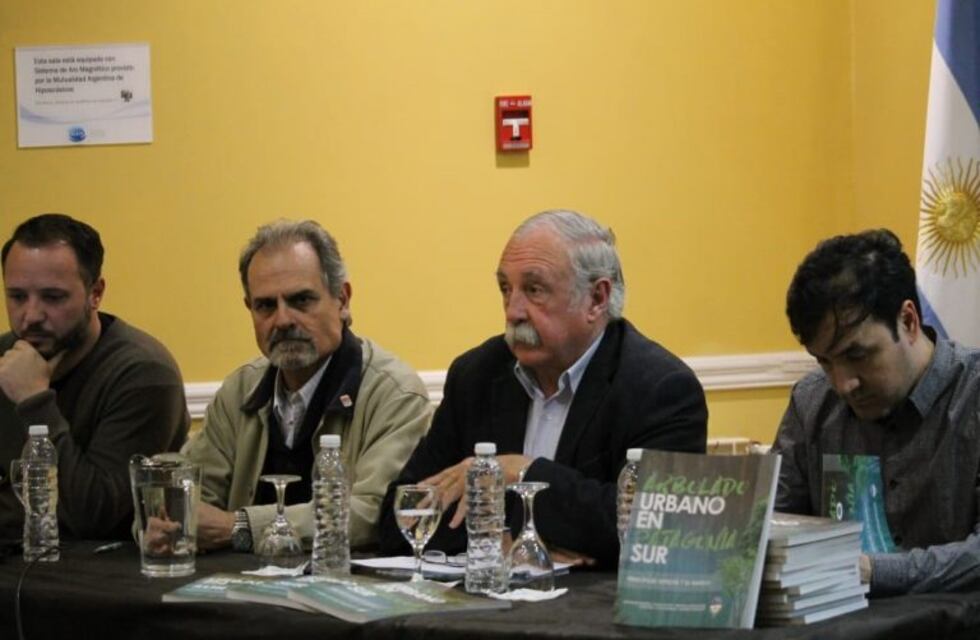 Presentaron el libro Arbolado Urbano en Patagonia Sur"