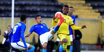 QUI01. QUITO (ECUADOR), 11/02/2017.- El jugador de Colombia, Leyser Chaverra Renteria (d), disputa un balu00f3n con Guilherme Arana (c) y Leo Santos (i), de Brasil hoy, su00e1bado 11 de febrero del 2017, en Quito (Ecuador), durante el encuentro por el Sudamerican