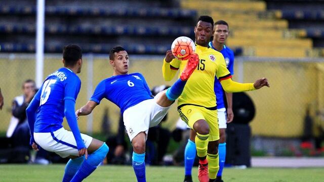 QUI01. QUITO (ECUADOR), 11/02/2017.- El jugador de Colombia, Leyser Chaverra Renteria (d), disputa un balu00f3n con Guilherme Arana (c) y Leo Santos (i), de Brasil hoy, su00e1bado 11 de febrero del 2017, en Quito (Ecuador), durante el encuentro por el Sudamerican