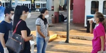 Lenguaza (en el centro) tomó posesión del cargo protegida con un barbijo en medio de la pandemia por el coronavirus\u002E