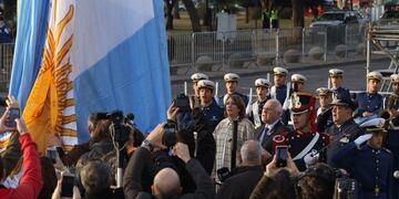 El acto previo al desfile se resolvió con un despliegue menor al requerido por la Casa Rosada\u002E (@MonicaFein)