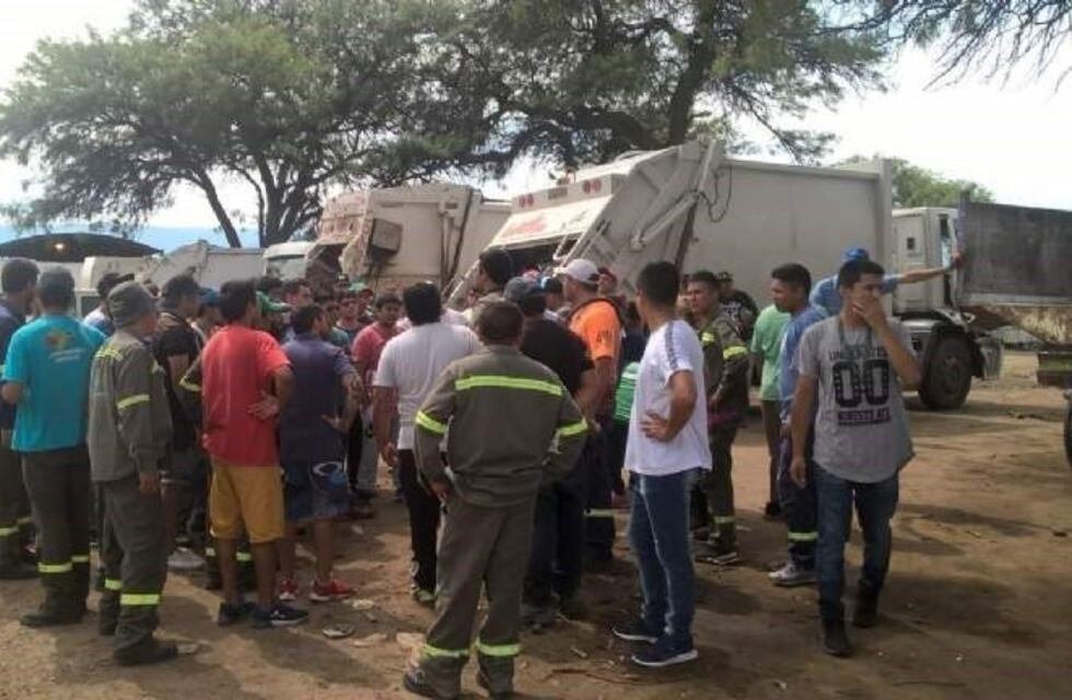 Empleados municipales exigen la renuncia de tres funcionarios por la muerte de Yapura