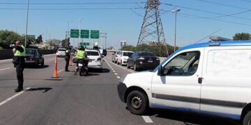 Detuvieron a una pareja que llevaba a sus hijos en el baúl\u002E (web)