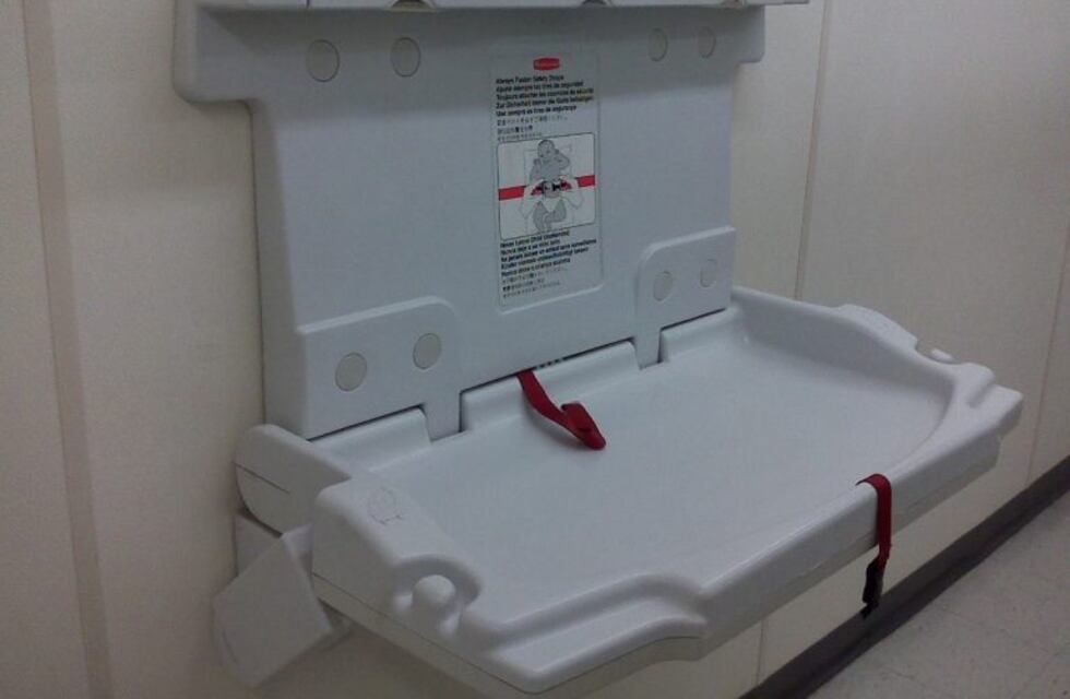 Instalarán cambiadores de pañales en baños públicos de ambos sexos