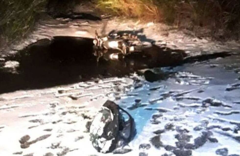 Rescatan a un hombre que pasó dos horas en un arroyo congelado tras caer de su moto