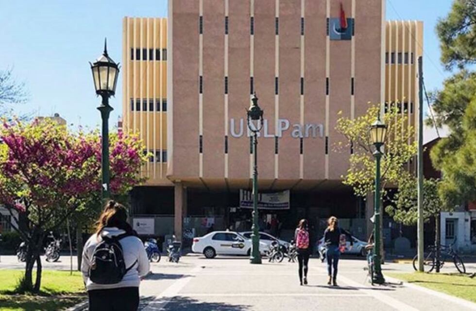 Egresados de la Universidad Nacional de La Pampa se quejaron por la demora de sus títulos universitarios
